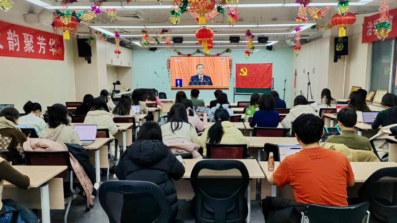 观看两会直播现场照片2.png