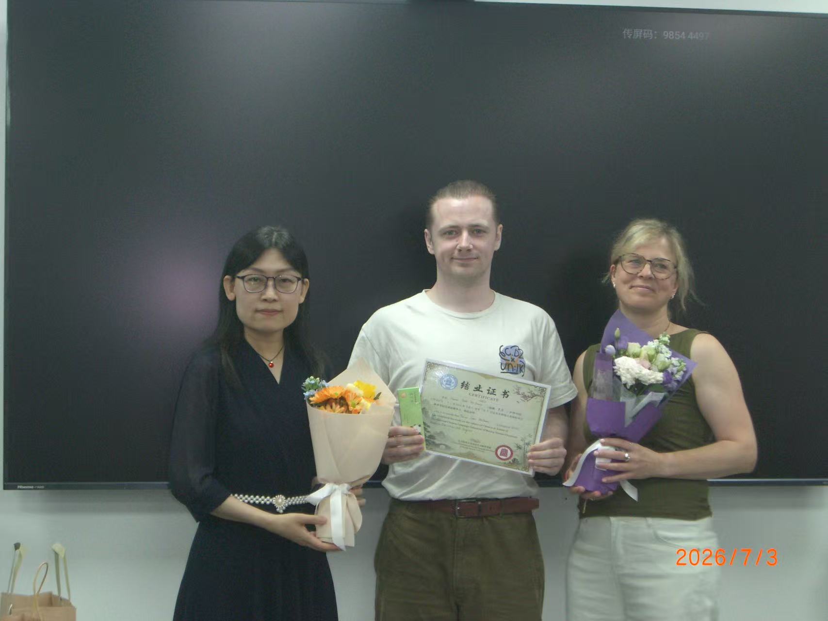 照片14-两位带队教师为学员颁发结营证书.jpg 照片14-两位带队教师为学员颁发结营证书.jpg