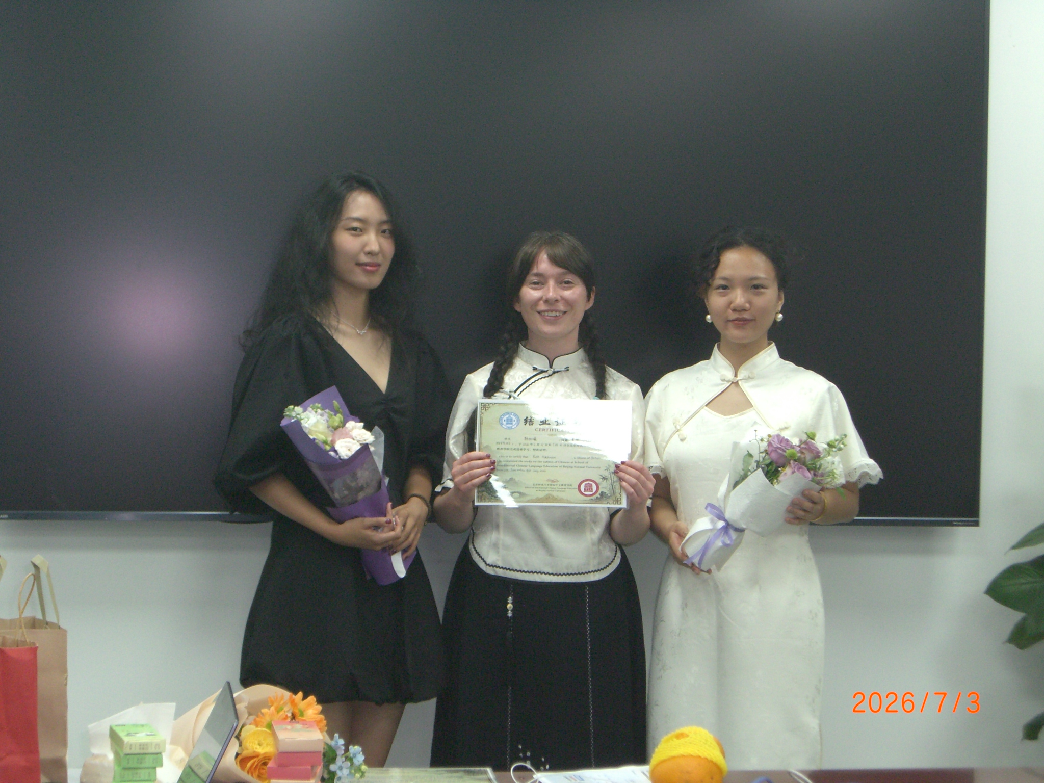 照片15—两位助教老师与学员合影留念.jpg 照片15—两位助教老师与学员合影留念.jpg