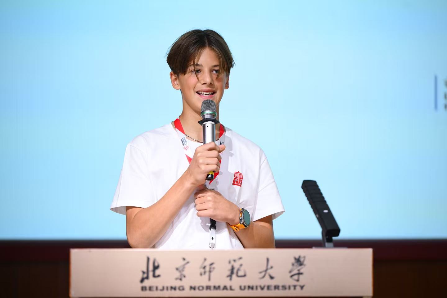 6-英国员工代表尤子君发言.jpg 6-英国员工代表尤子君发言.jpg