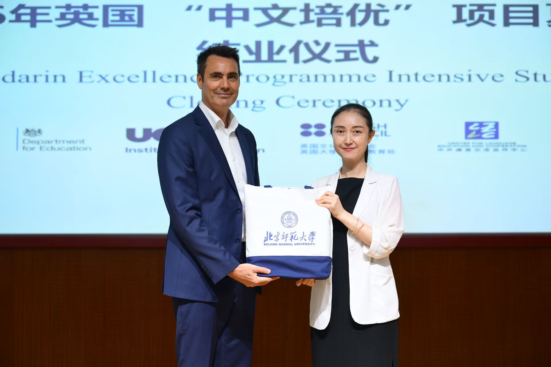 2-滕珺欧瑞安赠礼.jpg 2-滕珺欧瑞安赠礼.jpg