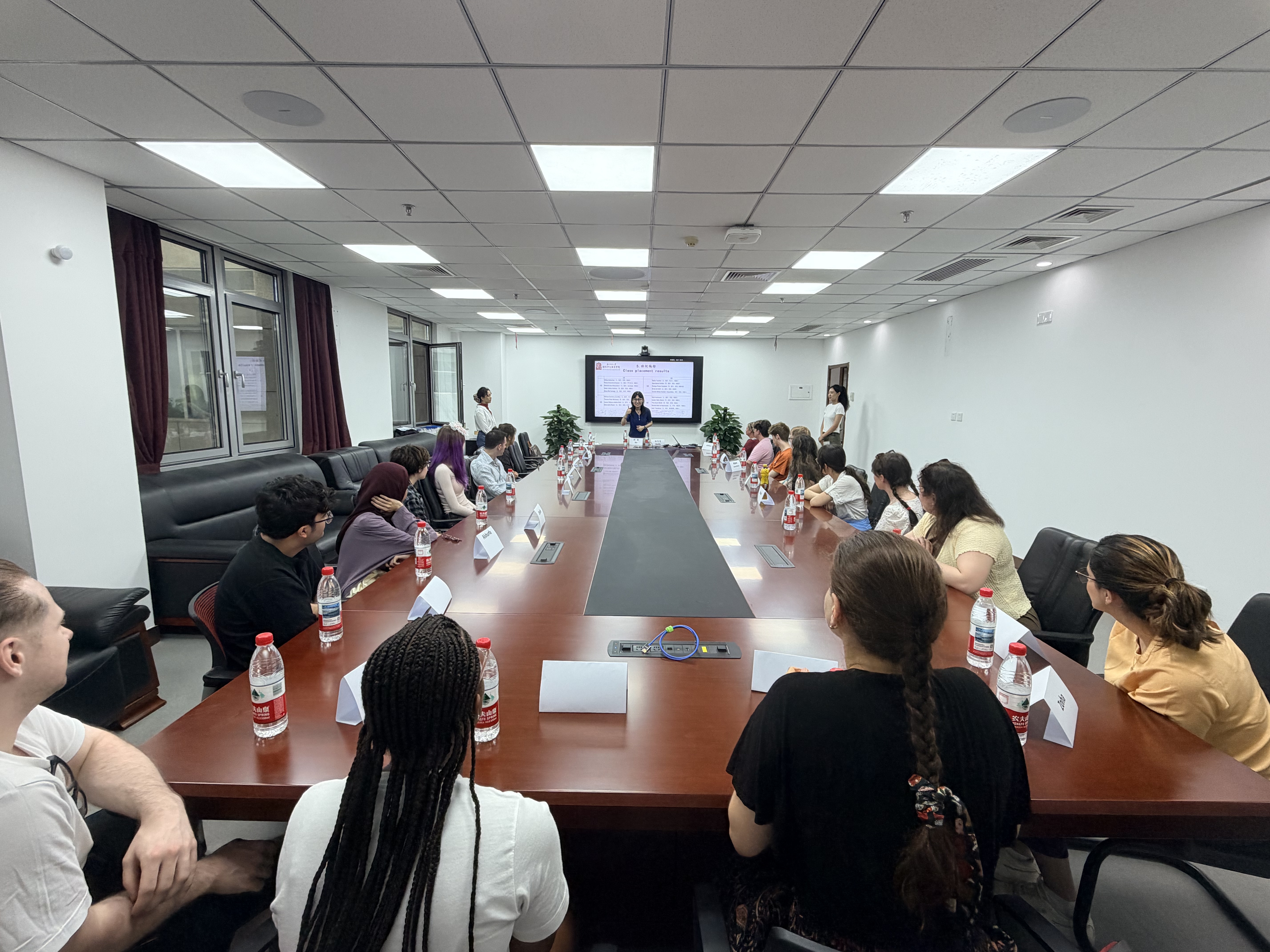 照片3-北师大带队老师李娜老师讲话.jpg 照片3-北师大带队老师李娜老师讲话.jpg